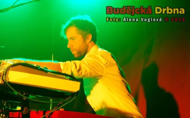 Viliam Béreš tvořící a pařící za svými klávesami