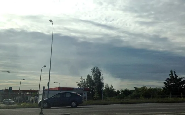Pohled z Nádražní ulice, kouř je vidět v dálce