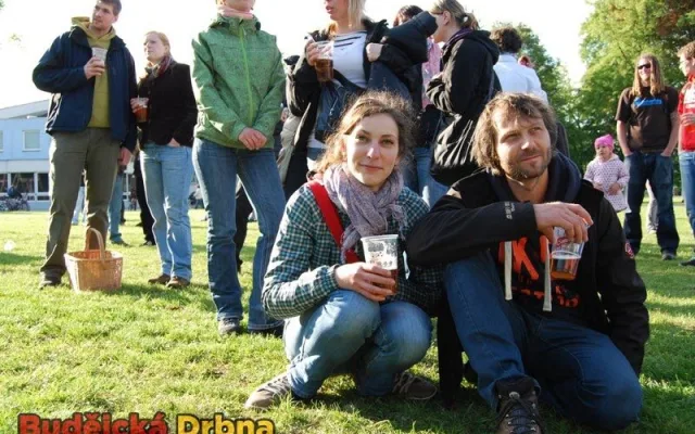 Ve dne pivo chladilo, večer hřálo
