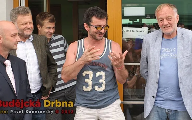 Ondřej Vetchý s Luďkem Sobotou, vlevo starosta Roudného Gustav Had se zástupcem ředitele Jaderné elektrárny Temelín Antonínem Ješátkem