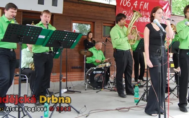 K občerstvení hrála dechovka