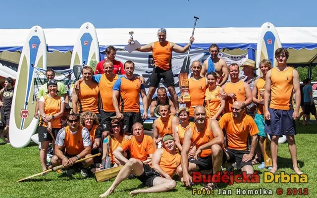 Společná nedělní fotka vítězů Mondi Štětí s posádkami Outdoor club Hanace, Průtrž Dračen a Petrem Klímou Klimberou