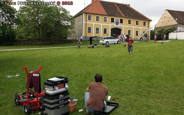 Na návsi v Dobčicích se točily první vteřiny filmu Babovřesky