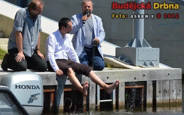Primátor Českých Budějovic Juraj Thoma při odemykání Vltavy hravě cákal bosýma nohama ve třináctistupňové vodě