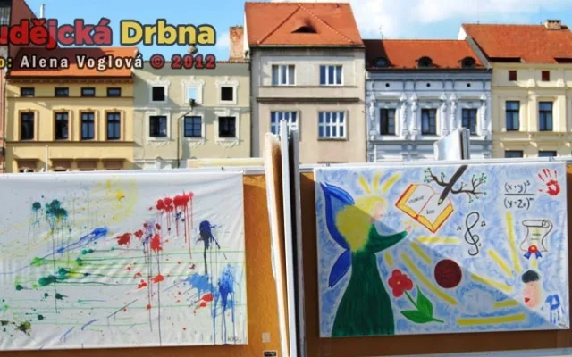 Obrazy barevně ladí s náměstím