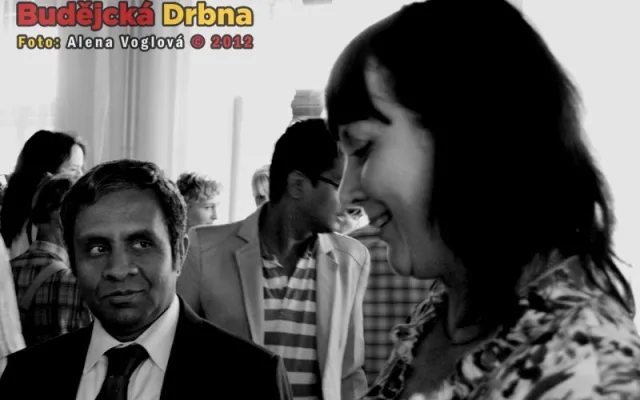 Vedoucí britského centra Ivana Šamalíková a indický velvyslanec Venkatesan Ashok