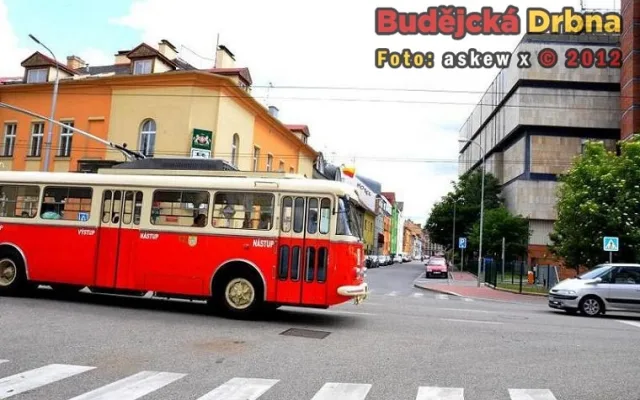Po Budějcích na Den dětí jezdil starý trolejbus Škoda 9Tr a autobus Škoda 706 RTO