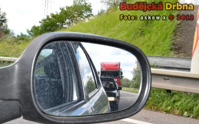 Silnice z Budějc na Hlubokou je uzavřena. Jaká je dopravní situace na objížďkách?