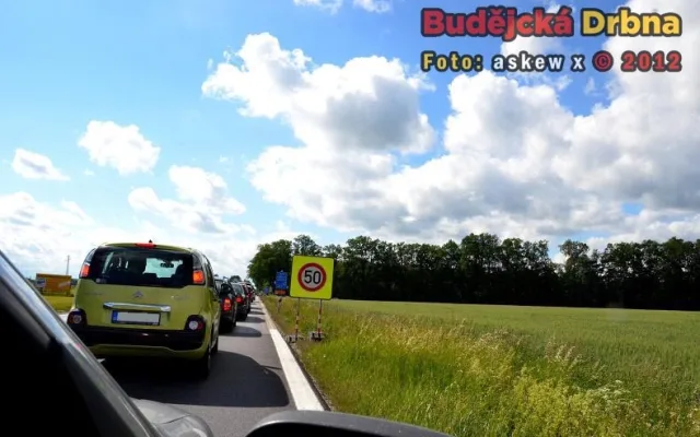 Silnice z Budějc na Hlubokou je uzavřena. Jaká je dopravní situace na objížďkách?
