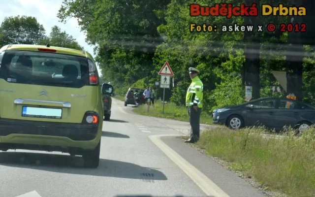 Silnice z Budějc na Hlubokou je uzavřena. Jaká je dopravní situace na objížďkách?
