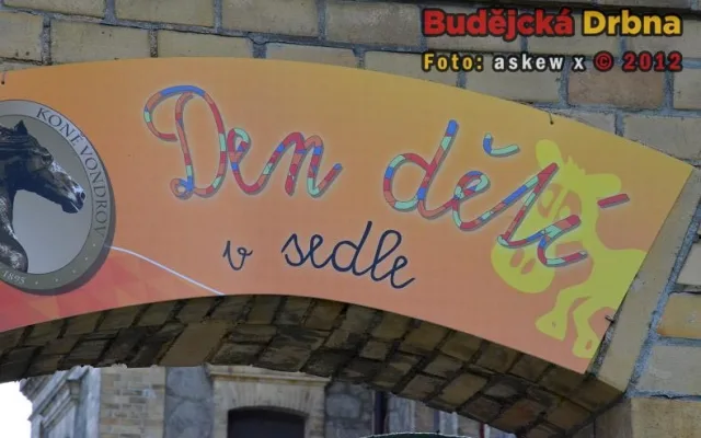 Den dětí v sedle