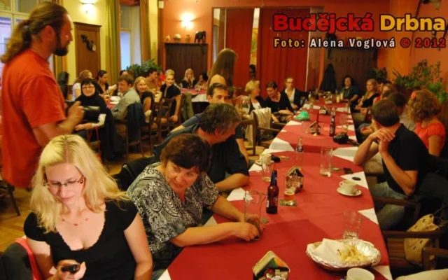 Velká místnost Indické restaurace byla opět plná