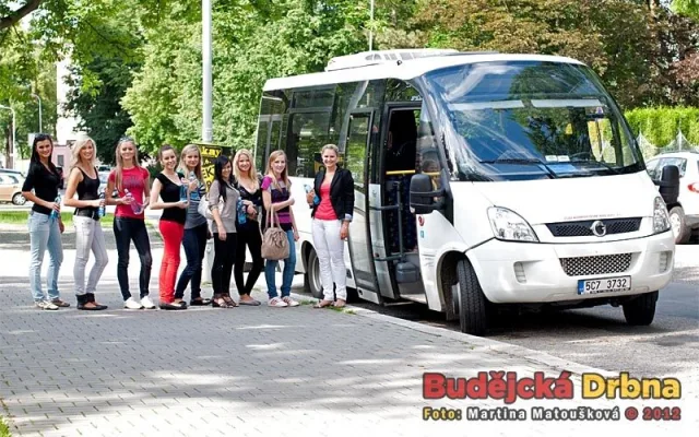 Finalistky u nízkokapacitního autobusu společnosti ČSAD Autobusy České Budějovice, který je odvezl na Lipno