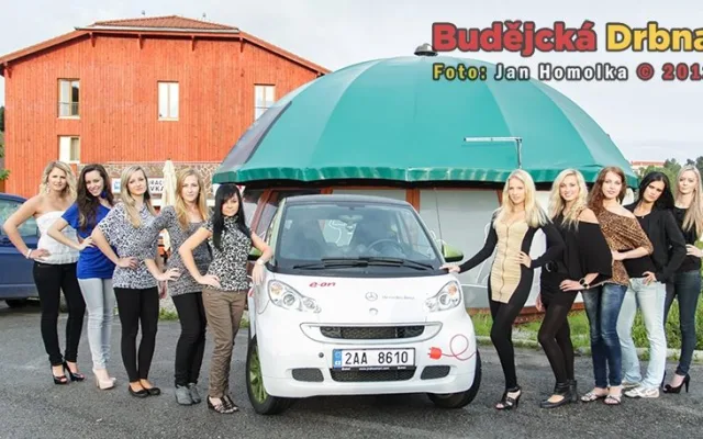 Maturantky se vypůjčeným elektromobilem