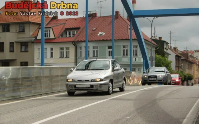 Po Modrém mostě opět můžou jezdit osobní automobily
