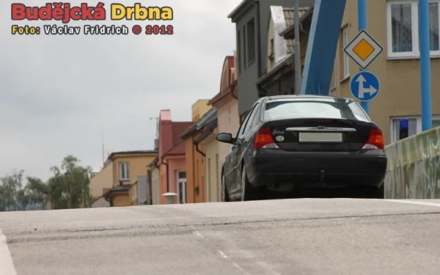 Po Modrém mostě opět můžou jezdit osobní automobily