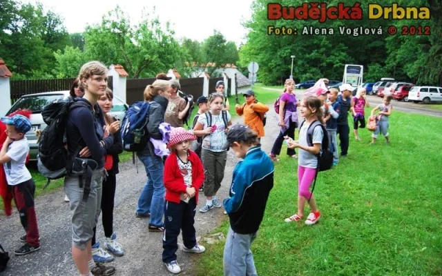 Skupina dětí čekajících na projížďku