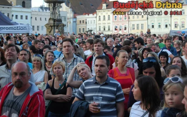 Koncert Monkey Bussines přilákal Budějčáky do víru města