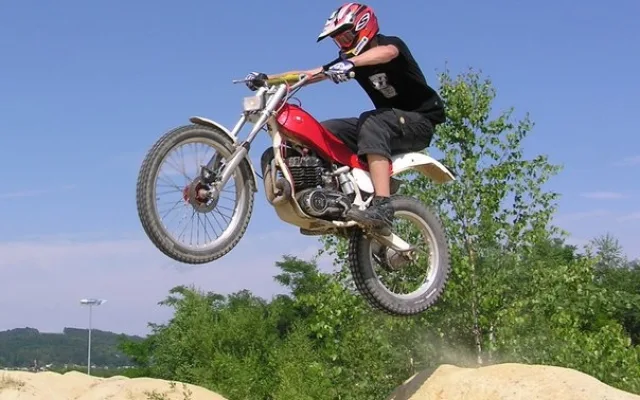 Na motocrossové mašině