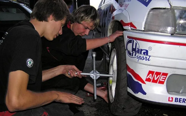 Před pěti lety jako mechanik rallyeového jezdce Jana Jinderleho (v popředí)