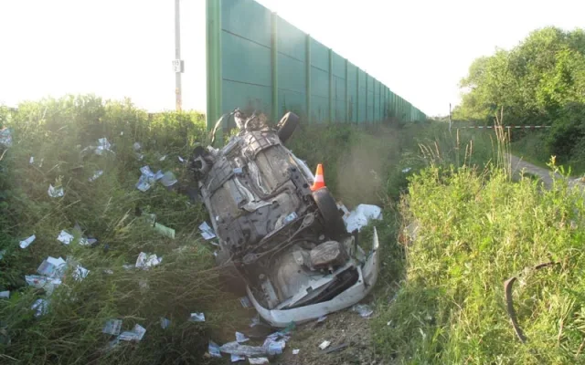 Následky nedělního střetu rychlíku z Rakouska s osobním vozidlem Ford Mondeo v Rožnově