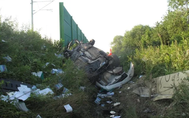 Následky nedělního střetu rychlíku z Rakouska s osobním vozidlem Ford Mondeo v Rožnově