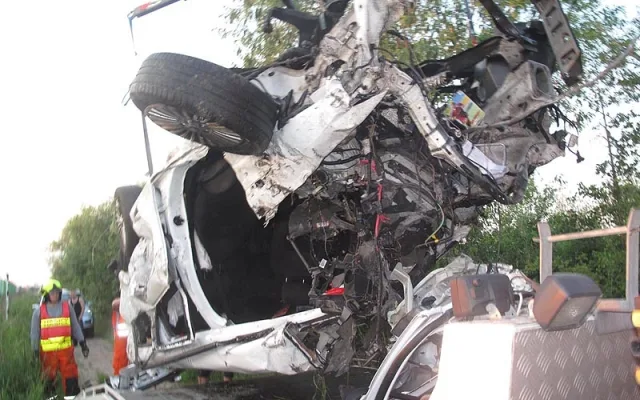 Následky nedělního střetu rychlíku z Rakouska s osobním vozidlem Ford Mondeo v Rožnově