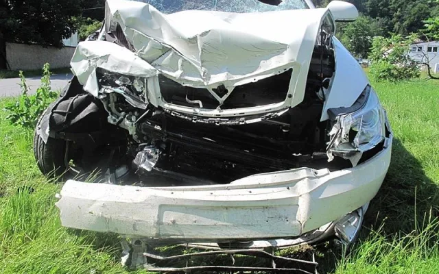 Škoda Octavia narazila na Hluboké do domu
