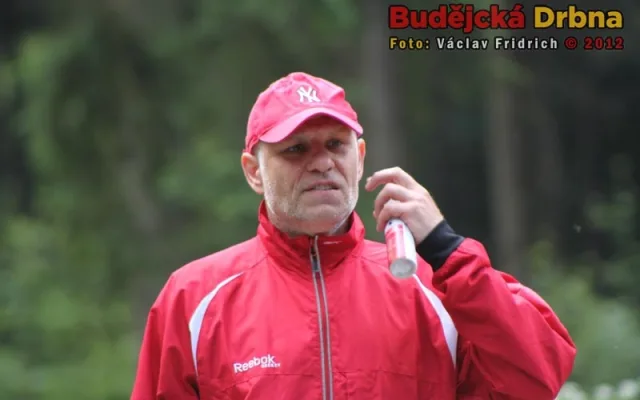 Trenér Peter Draisaitl sleduje výkony svých svěřenců