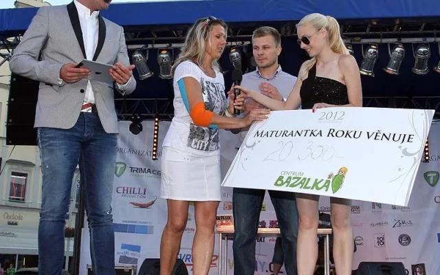 Předsedkyně dozorní rady Centra BAZALKA, o.p.s. Martina Koudelková si převzala z rukou ředitelky soutěže Martiny Matouškové šek v hodnotě 20 300 Kč