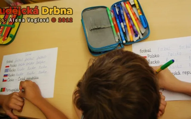 Dva v lavici a každý píše jiným písmem