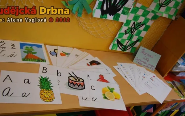Pomůcky, které si paní učitelka Korčáková pro děti připravila