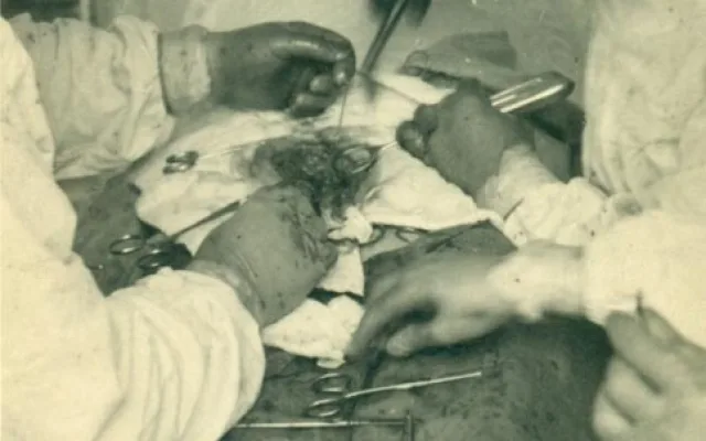 MUDr. Jaroslav Hrdlička (zřejmě vlevo) na snímku z června 1937
