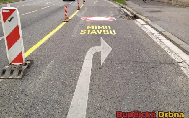 Do Žižkovy ulice můžou jen vozidla stavby