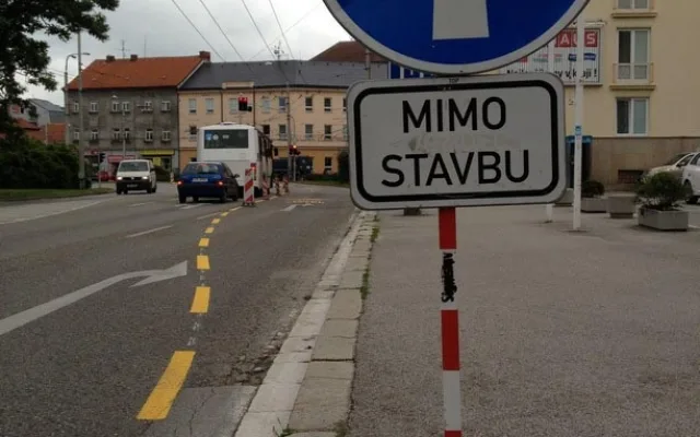 Před DK Metropol