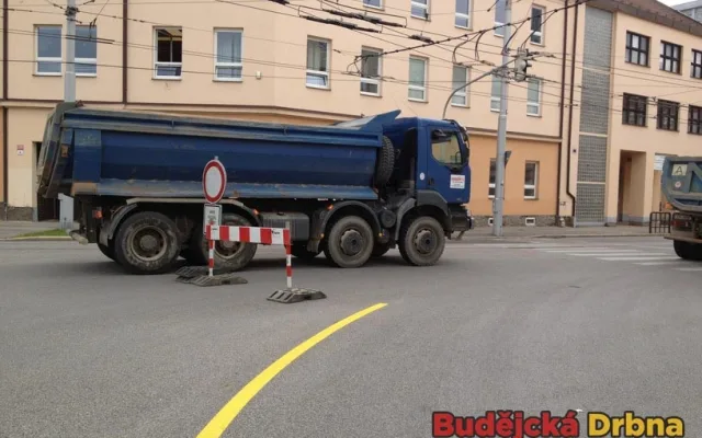 Vozidlo stavby vyjíždí ze Žižkovy ulice