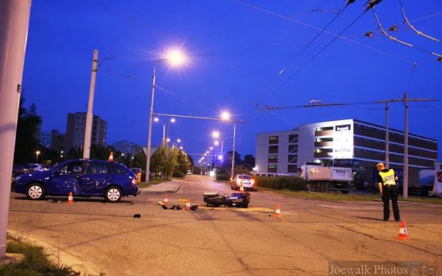 Střet motocyklu Yamaha s osobním automobilem Škoda Fabia