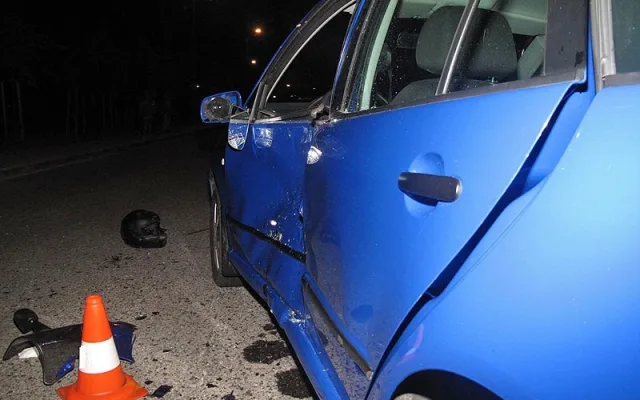 Střet motocyklu Yamaha s osobním automobilem Škoda Fabia