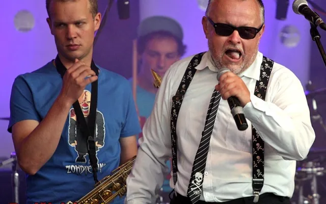 Předskokani Doktor P.P. Na snímku zpěvák Petr Pečený