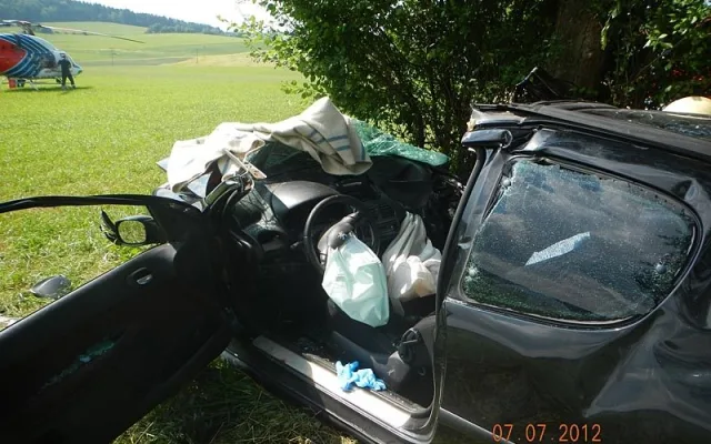 Peugeot 206 po nárazu do stromu u Nesměně
