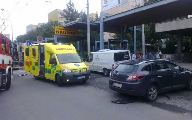 V Budějcích srazilo auto ženu, která vedla kolo