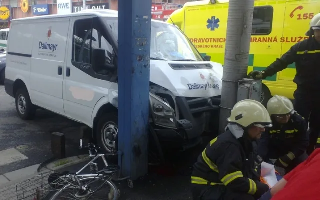 V Budějcích srazilo auto ženu, která vedla kolo