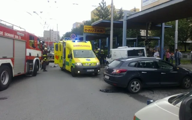 V Budějcích srazilo auto ženu, která vedla kolo