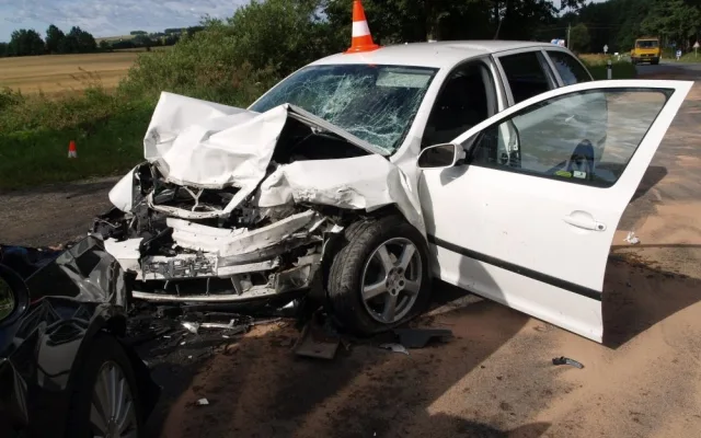 Při čelní srážce dvou aut na jihu Čech se zranilo deset lidí