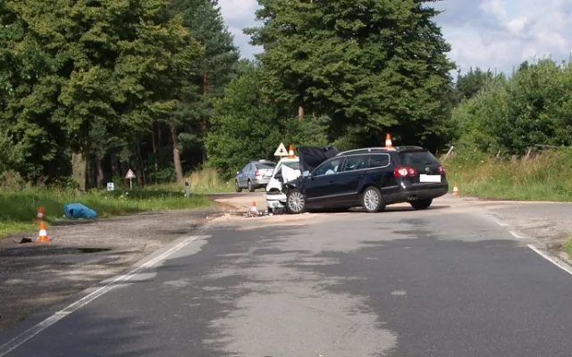 Při čelní srážce dvou aut na jihu Čech se zranilo deset lidí