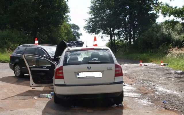 Při čelní srážce dvou aut na jihu Čech se zranilo deset lidí