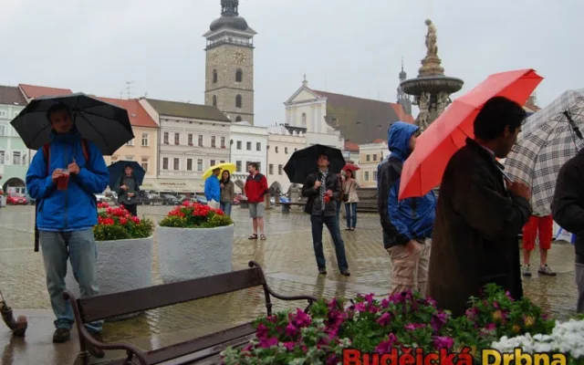 Budějčáci se ani přes vytrvalý déšť nenechali odradit od kulturního pamlsku
