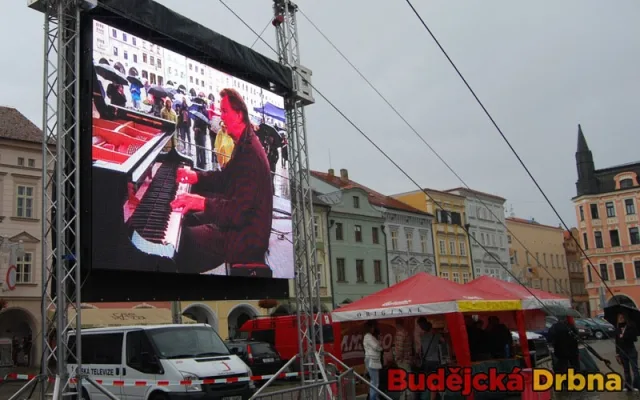 Umělci byli promítáni na velké obrazovce