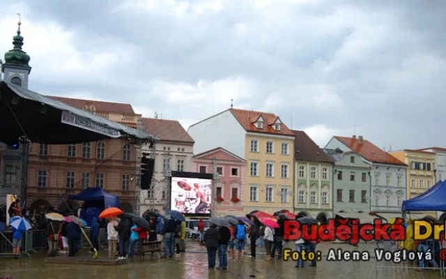 Vydatný déšť vyhnal většinu lidí z náměstí, ale festival i přesto pokračoval dále