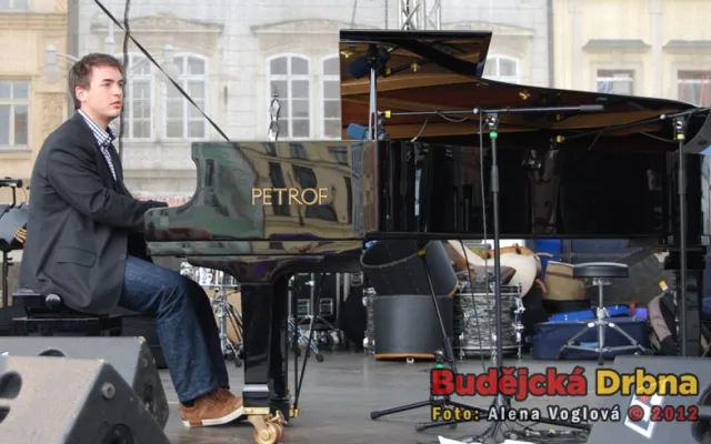 Za pianem usedl Max Mäckel